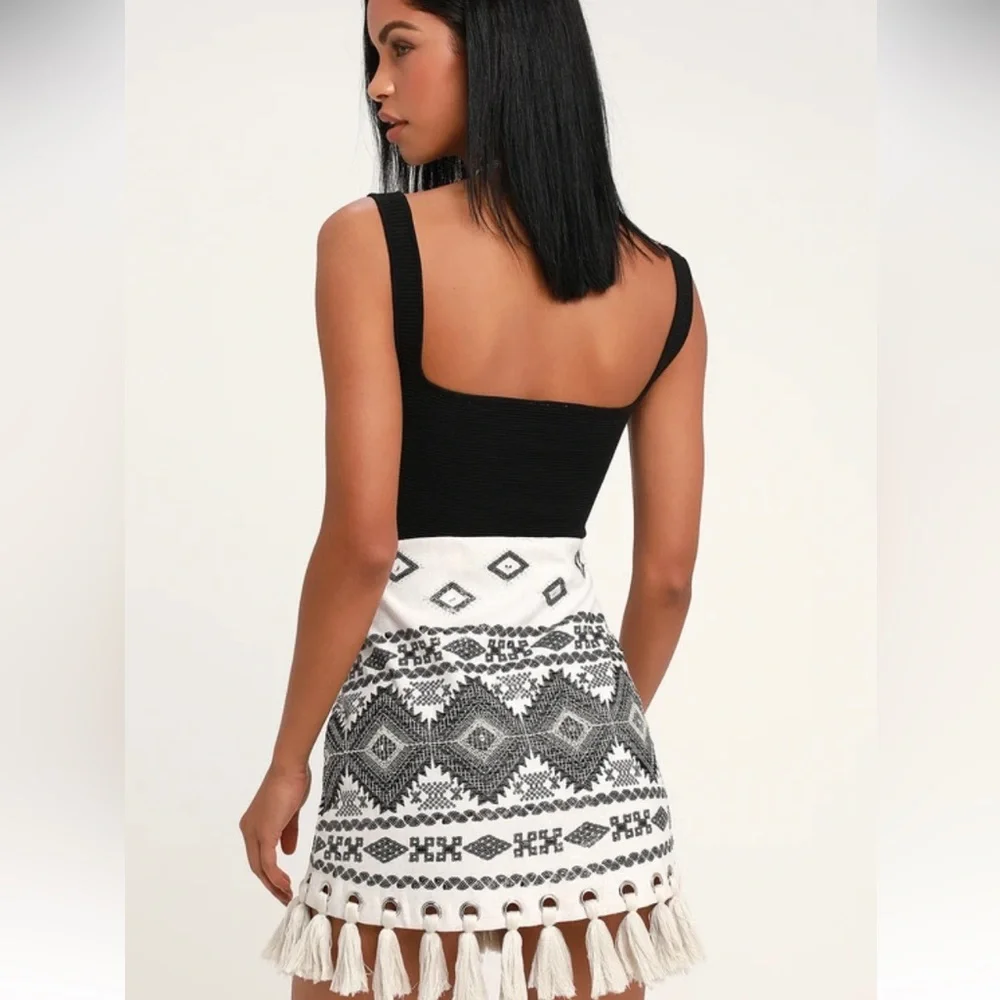 Lulu’s Belinda embroidered embellished skirt size M never worn - Picture 2 of 6